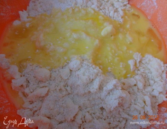 Готовим обычное рубленное тесто. Просеиваем муку, добавляем соль и сахар, хорошо, перемешиваем, затем порезанное кусочками масло, рубим длинным ножом в крупную крошку, добавляем чуть взбитое яйцо, быстро замешиваем тесто, формируя шар, заворачиваем в пленку и в холодильник на 1 час.