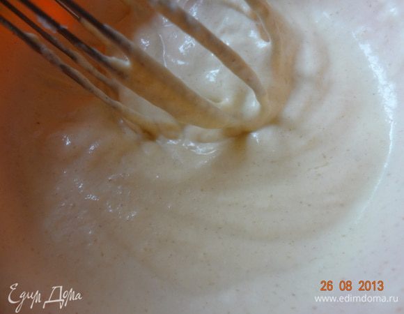 Пока тесто охлаждается, приготовим начинку. Творог (хорошо подойдет домашний, из замороженного кефира), соединить с желтками, крахмалом, корицей, хорошо взбить венчиком, добавить сметану, если используете, еще раз взбить до однородности. Груши помыть, разрезать пополам, удалить сердцевину, нарезать тонкими ломтиками, сложить в миску, сбрызнуть соком лимона.