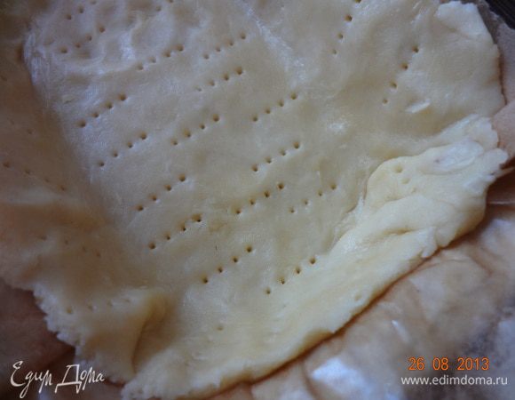 Достаем тесто из холодильника, раскатываем в пласт 0,5 см. толщиной, выкладываем в смазанную форму, формируя бортики, часто накалываем вилкой, отправляем в разогретую до 200 С духовку на 8-10 минут, следить, чтобы сильно не румянился.