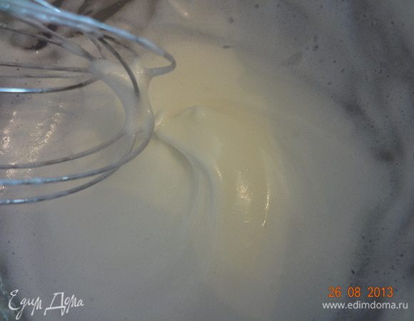 Возвращаемся к начинке, белки взбить в пену, добавить сахарную пудру и еще раз взбить до гладкой, тянущейся массы, жесткие пики не нужны.