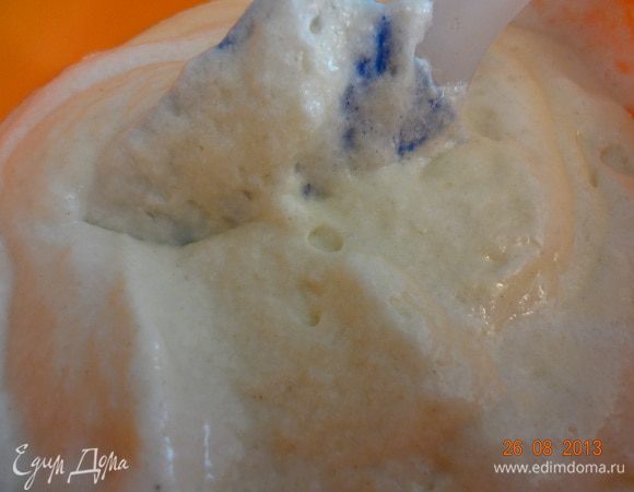 Белки аккуратно вмешать в творожную массу, до получения воздушной консистенции.