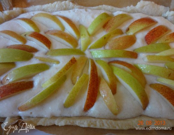 Выложить начинку на основу, разровнять, сверху выложить дольки груш, кожицей вверх, можно присыпать мелким сахаром с корицей, отправить в духовку еще на 30-40 минут, уже при 180 С. до румяного верха.