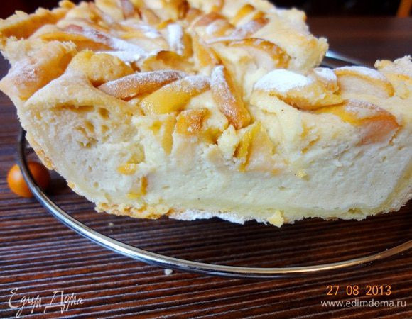 Готовый пирог чуть остудить в форме, вынуть, разрезать теплым, можно подождать пока остынет полностью, в холодном виде не менее вкусно!