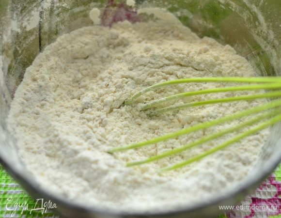 Включить духовку на температуру 180°C. В просеянную муку добавить измельченные орехи, щепотку соли, корицы, перемешать.