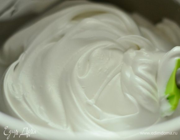 Разделить яйца на белки и желтки. Взбить белки с пару каплями лимонного сока и с половиной нормы сахара до устойчивых пиков, масса должна быть по консистенции, как на меренгу.