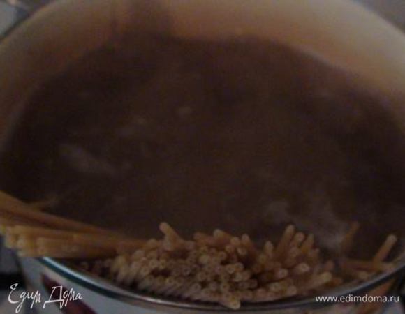 В подсоленой воде сварить макароны, как написано на упаковке.