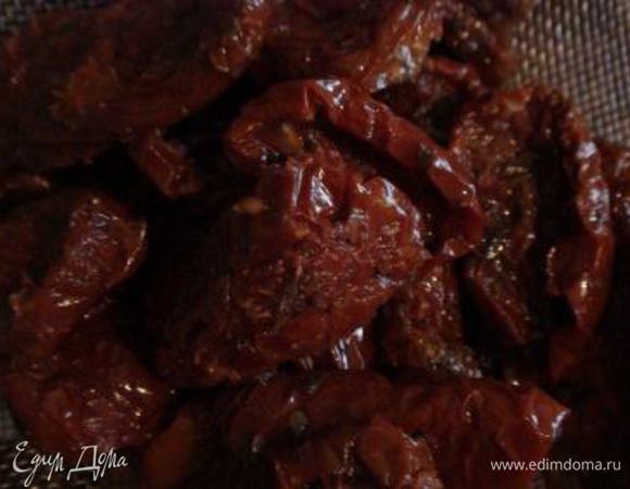 Вяленые помидоры откинуть на дуршлаг, дать маслу стечь.