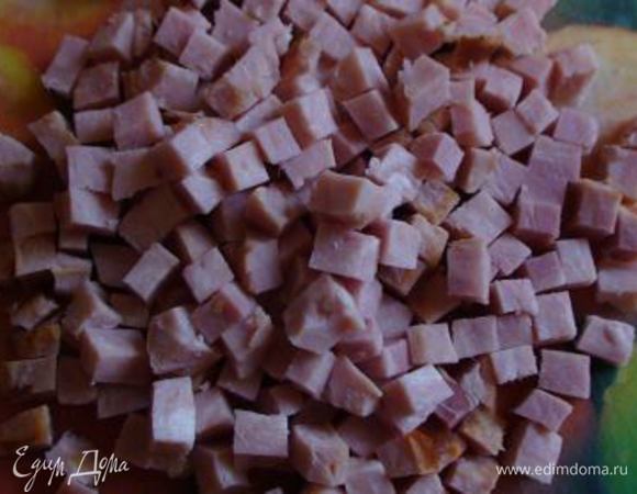 Ветчину нарезать кубиками.