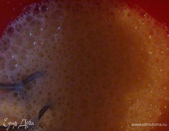 Нагреть духовку до 200 градусов.
Яйца хорошенько взбить с молоком, посолить, приправить мускатным орехом.