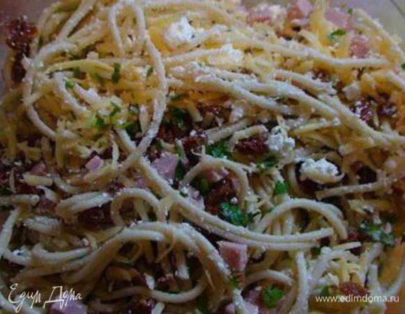 Смешать макароны с нарезанной ветчиной, помидорами, зеленью и двумя видами сыра (немного тертого сыра оставить).