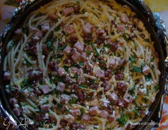 Макаронную массу выложить в разъемную форму, выстланную пергаментом.
(Зная, что моя форма протекает, я сверху обматываю ее фольгой.)
Залить все яично-молочной смесью и поставить в духовку на 45 мин.