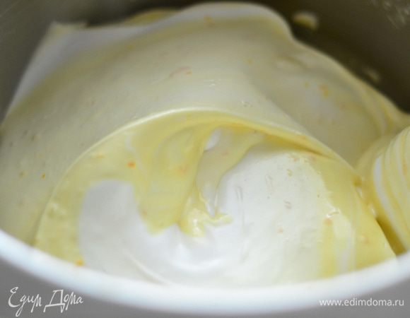 Эту массу отправить в основные белки и очень аккуратно перемешивать тем же способом.