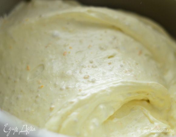 Добавить к яичной смеси просеянную муку с орехами, снова аккуратно перемешать, делать это быстро, чтобы яйца не осели. Затем отложить пару ложек теста в отдельную емкость, добавить туда растительное масло, снова аккуратно перемешать и отправить в основное тесто, быстро перемешать лопаткой.