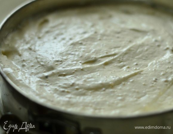 Выложить пышное тесто в форму, застеленную пергаментом, утрамбовать, выровнять и выпекать около 50 минут при температуре 180°C. Затем выключить духовку и оставить там еще на минут 5–10.