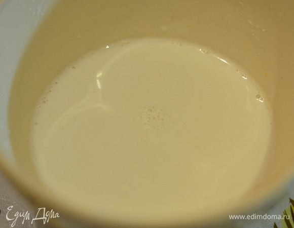 Готовим крем. Ставим молоко на плиту (на средний огонь), слегка подогреваем. Отливаем немного молока в мисочку с крахмалом, венчиком перемешиваем до однородности и выливаем тоненькой струйкой в молоко, что на плите, добавляем ваниль, сахар, варим до загустения и первой «бульки», не забывая помешивать.