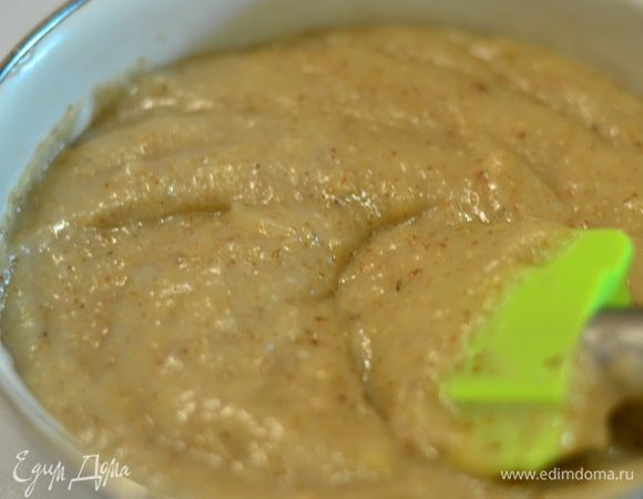 Орешки измельчаем в блендере, добавляем в готовый крем, перемешиваем и остужаем до комнатной температуры, это очень важно, но в холодильник не ставим!