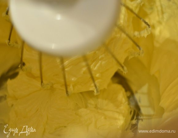 Взбиваем сливочное масло, добавляем остуженный ореховый крем, вишневую настойку (комнатной температуры), взбиваем до однородности. Топим белый шоколад на водяной бане, остужаем и в конце добавляем в крем, мешаем уже лопаткой. Все ингредиенты для крема должны быть одинаковой и комнатной температуры, иначе крем может свернуться и придется его разогревать, ставить остывать, а затем в холодильник до небольшого загустения.