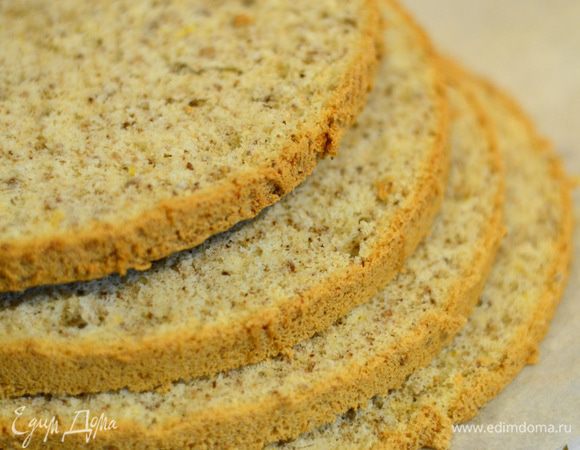 Режем бисквит на 3–4 коржа, чтобы корж отлично резался, отправьте его на 30 минут в морозилку.