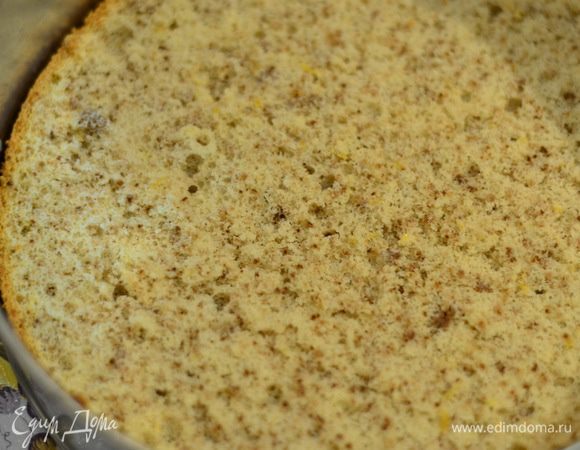 Кладем корж в форму, я его еще немного пропитала вишневой настойкой, очень люблю сочетание орехов и вишни, совсем чуть-чуть, хотя, конечно, можно и не пропитывать, так как бисквит очень нежный, легкий и пушистый, плюс нежный и вкусный крем.