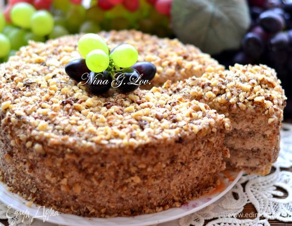 На следующий день вынуть торт из формы, украсить измельченными орешками и подавать к чаю. Ну очень вкусный тортик!