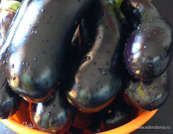 Годятся только такие баклажаны, круглые - нет. 
Моем, чистим. 