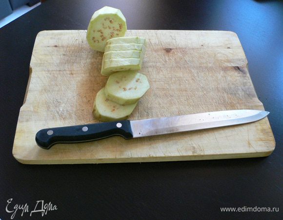 Нарезаем кружками шириной примерно 0,8-1 см. 