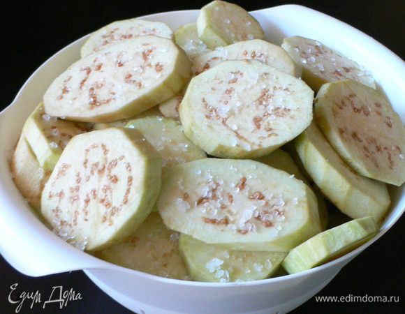 Обсыпаем хорошенько солью и оставляем в дуршлаге на 3 часа. Должна стечь жидкость. 
Через указанное время обмываем. 