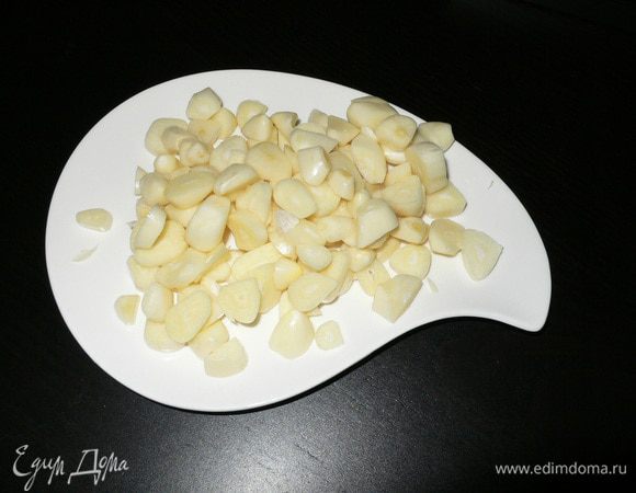 Чистим и нарезаем чеснок.