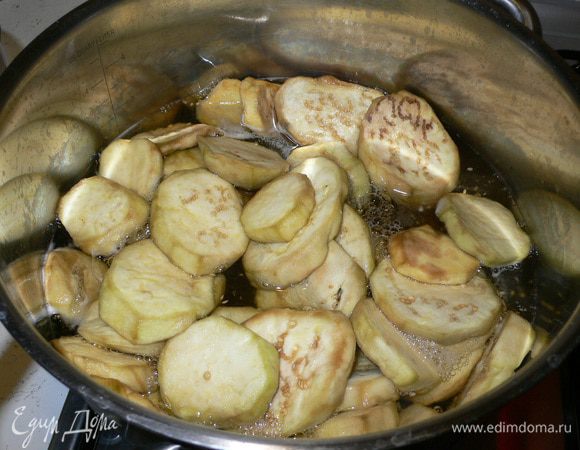 В большую кастрюлю выливаем литр воды и литр уксуса. (Обычно этого количества хватает на 6 кг баклажанов.)
Когда закипит, бросаем баклажаны, примерное количество - сколько помещается в две ладони. Доводим до кипения и варим 1-1,5 минуты. 
Снова в дуршлаг, чтобы стекла жидкость, которую потом  не нужно выливать в мойку, а лучше обратно в кастрюлю))) И так партиями. Процесс идет достаточно быстро. Надо попробовать хватает ли соли в баклажанах. Если мало, то можно подсолить воду. 
Когда основное количество маринада стечет перекладываем баклажаны на сухое чистое полотенце, лучше старое, потому что баклажаны красят. И так оставляем "отдохнуть" час. Я всё это дело расположила на решетке гриля в раковине, очень удобно. 