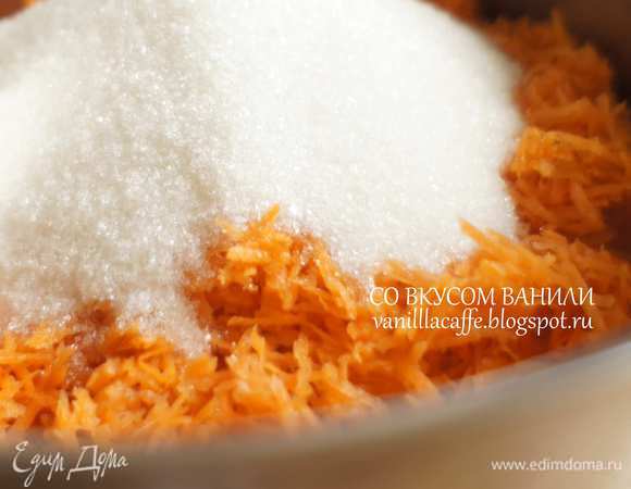 Переложить тертую морковь в кастрюлю, добавить сахар и ваниль, перемешать.