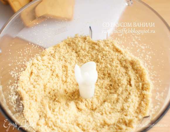 300 г печенья измельчить до состояния мелкой крошки.