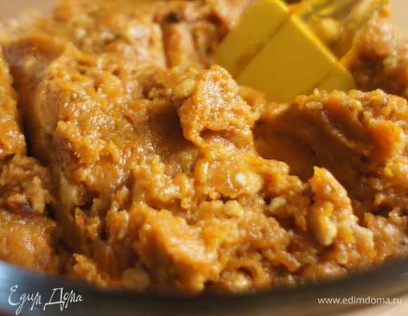 Частями добавлять морковную массу к смеси из печенья, аккуратно перемешивая до однородности.