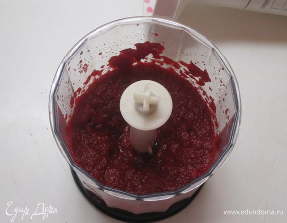 В блендер с кусочками свеклы добавить 3 столовые ложки воды, сделать пюре.