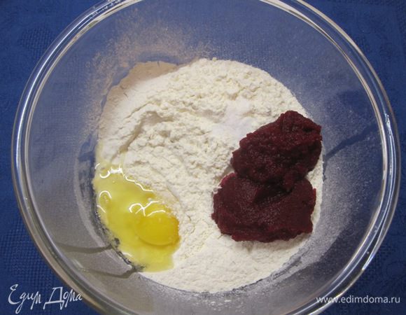В миску просеять муку. Добавить соль, яйцо, 2 столовые ложки свекольного пюре.
