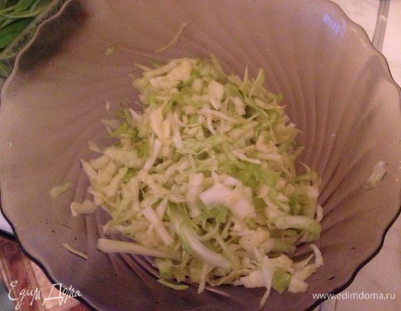 Шинкуем капусту, перекладываем в салатник, солим и мнем, пока не потечет сок. Это очень важно сделать, тогда капуста будет нежная-нежная.