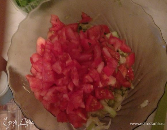 Режем достаточно мелко помидоры и огурцы.