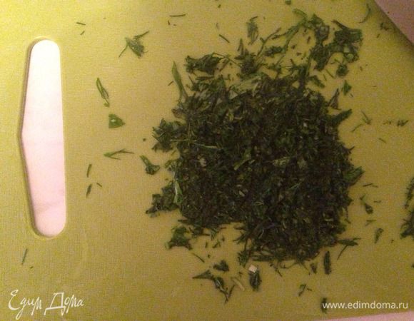 Берем зелень, все толстые стебли удаляем, остальное очень-очень мелко режем, буквально в кашицу. 