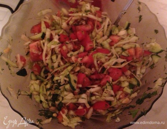 Добавляем кедровые орешки, бальзамический уксус (чайную ложку), оливковое масло и тщательно перемешиваем!

Салат готов, приятного аппетита!