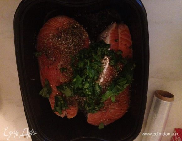 Мелко режем зелень, выдавливаем лимон, поливаем оливковым маслом, солим нашу рыбку и ставим на 15-20 минут помариноваться в холодильник.