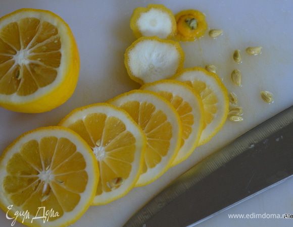 Тонко порезать пластинками лимоны. Снять все косточки, срезать лишнее.