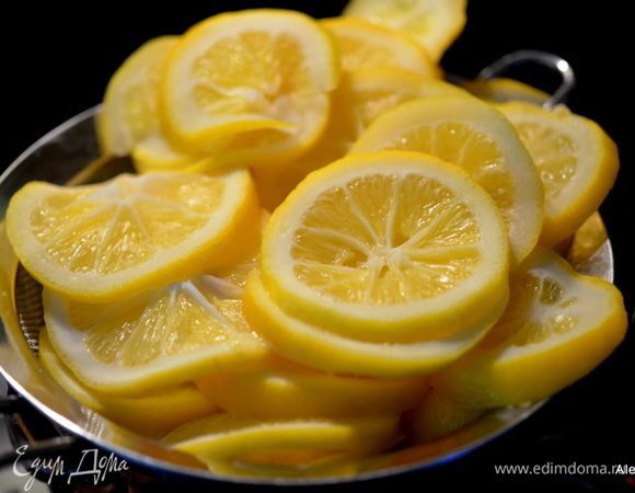 Выложить лимоны в посуду, не реактивную (без содержания меди и алюминия).
Не реактивная - это эмаль, пластик, стекло, глина и нержавейка.
Залить полностью водой и поставить на медленный огонь на 10 мин. Слить воду  и повторить снова. 