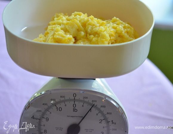 Дать немного остыть, выложить все в фудпроцессор с ножами и порубить в несколько пульсаций, но не в пюре.
Затем выложить на весы, проверить вес и вновь вернуть в кастрюлю, где они варились. Добавить столько же сахара по весу, я на 100 г добавила больше, т.к. корочку не соскребала у лимона.