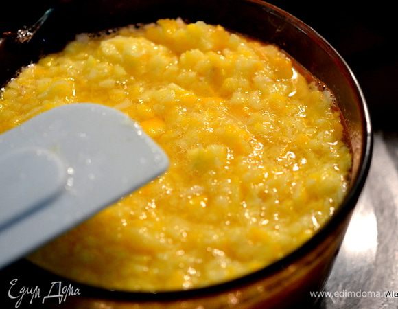 Добавить к лимонам и сахару также лимонный сок. А затем шампанское, довести до кипения.