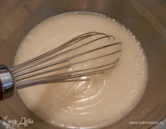 Взбить яйца, добавить молоко, масло и ванилин.