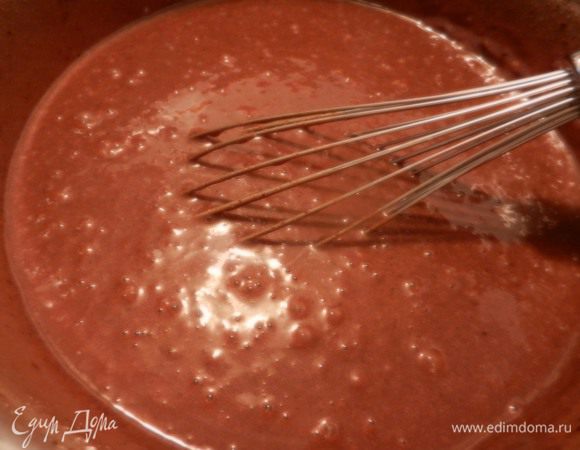 Смешать "мокрые" ингредиенты с сухими в миксере до однородности. Добавить горячее свежеприготовленное кофе (или кипяченную горячую воду). Смесь будет жидкой, не бойтесь, так и должно быть. Перемешать хорошо, чтобы не оставалось комков.