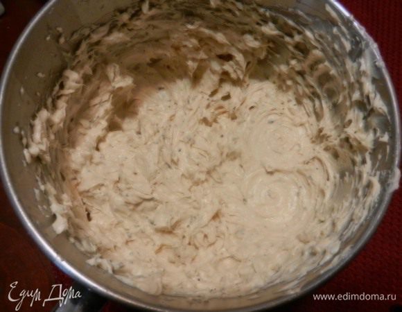 Молоко вскипятить с сахаром. Взбить яйцо и тонкой струйкой влить в молоко с сахаром. Взбивать до охлаждения, добавляя постепенно 200 г размягченного сливочного масла. Добавить кофе и размягченный сливочный сыр. Крем готов. Охладить или сразу наносить на охлажденную выпечку.