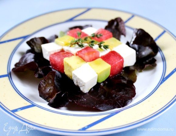 Для заправки необходимо взбить все ингредиенты в блендере. Все составляющие салата должны быть хорошо охлаждены. Средними кубиками нарезать брынзу и авокадо. Очистить мякоть арбуза от косточек и также нарезать на кубики. Листья салата крупно порвать. 