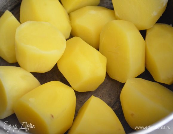 Картофель отварить до полуготовности. Тоесть чтобы он был еще сырым, но в тоже время не сильно твердым. Я варила примерно 7 минут, но все зависит от сорта. Воду слить. Остудить. 