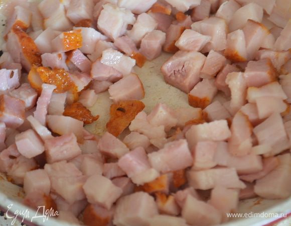 Грудинку нарубить на маленькие кубики и выложить на разогретую сковороду. БЕЗ МАСЛА. Обжарить несколько минут. 