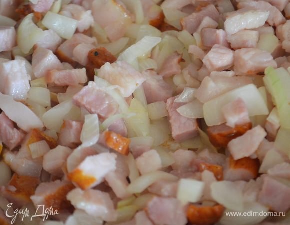 Добавить луковицу, нарубленную на такие же по размеру кубики и жарить все вместе до золотистого цвета. 